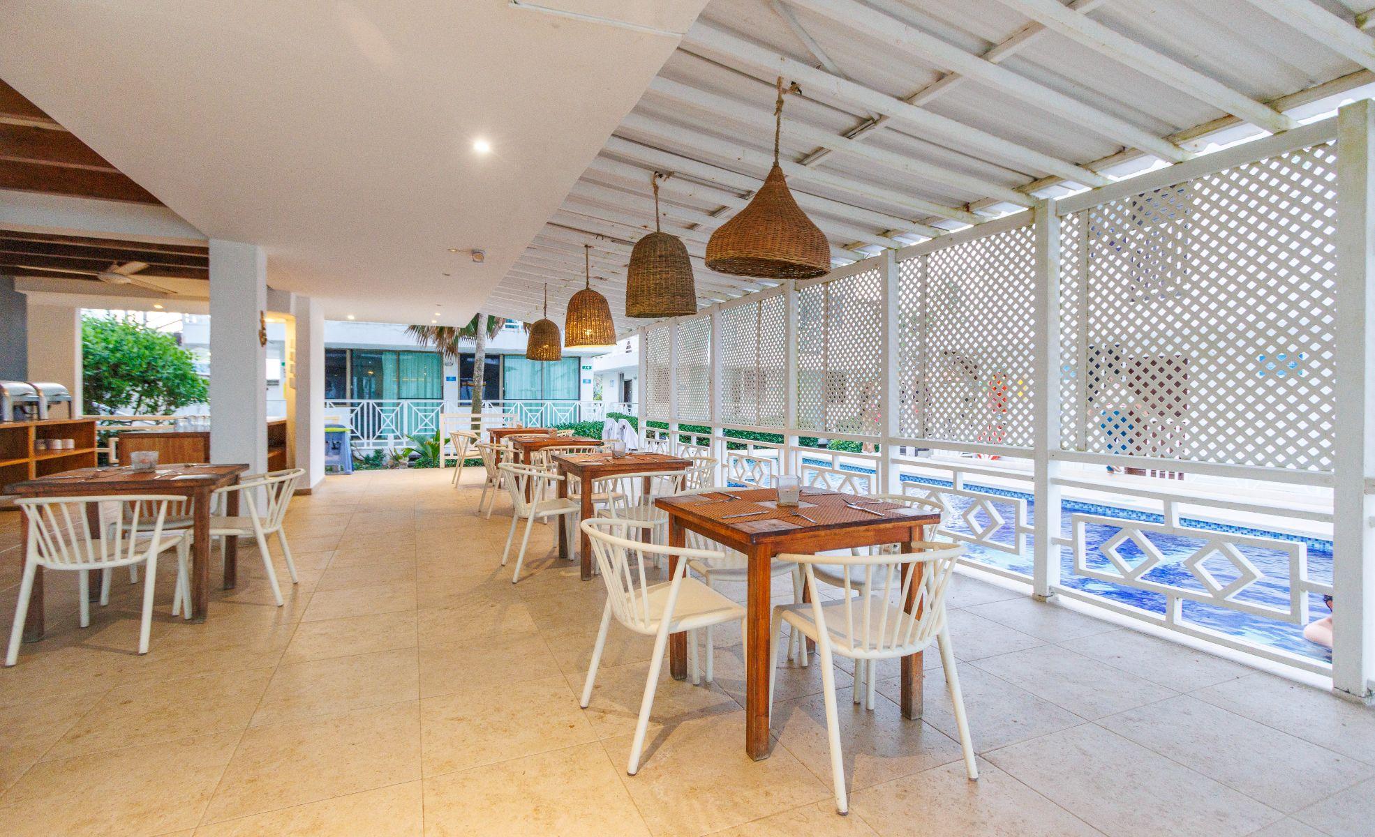 <FONT COLOR="#045CB4"><b>What are the restaurant options available at San Luis hotel?</b></FONT>