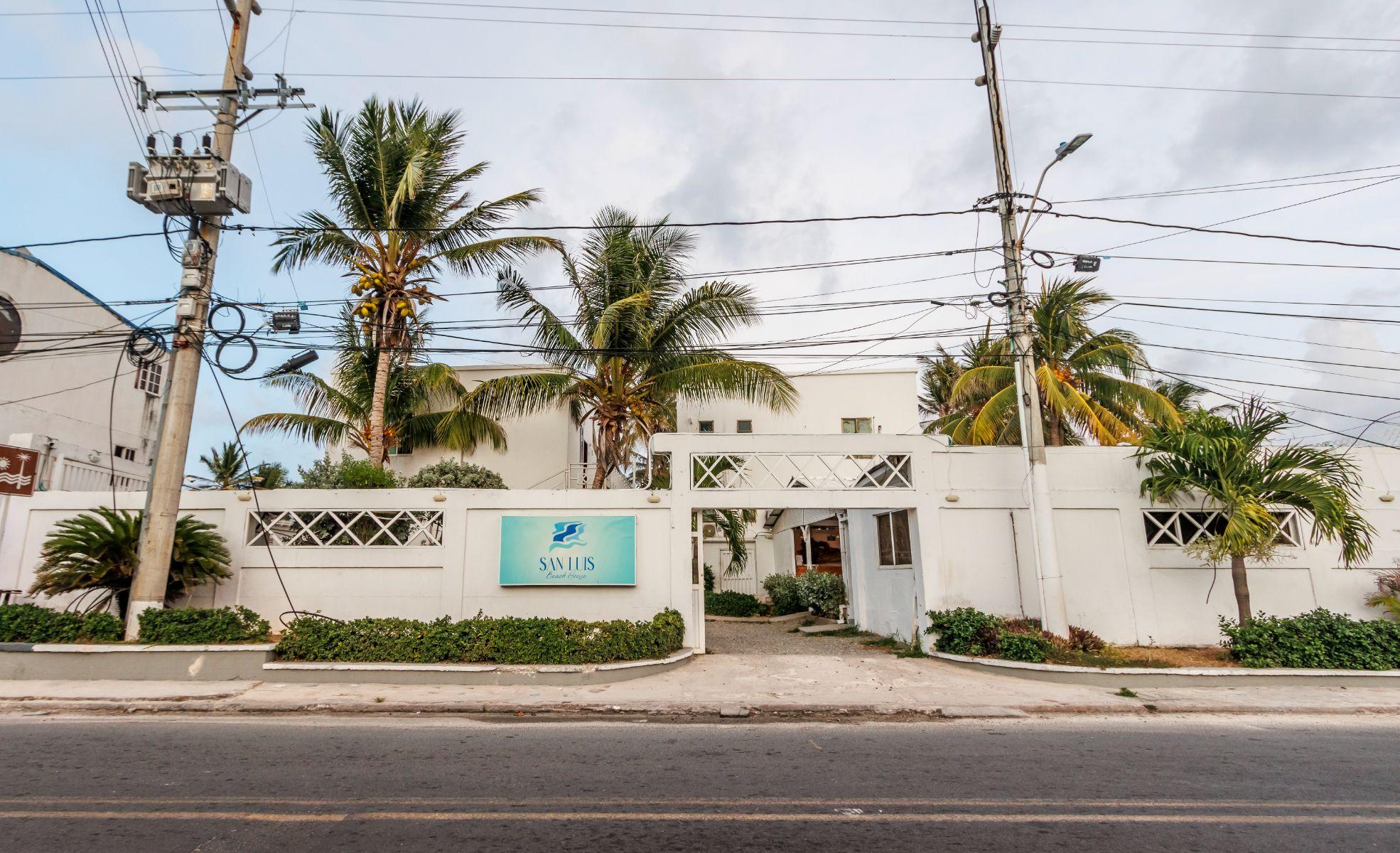 <FONT COLOR="#045CB4"><b>How can I get to the San Luis hotel from the San Andrés airport?</b></FONT>