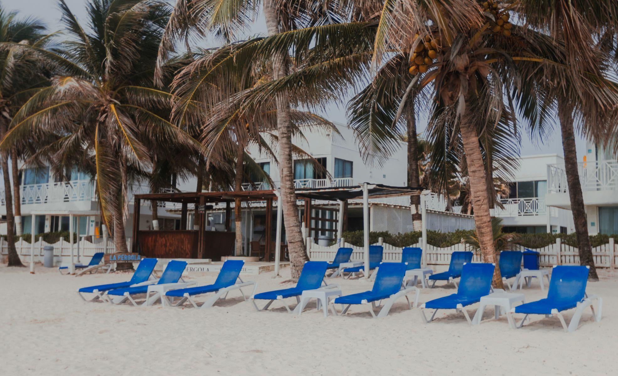 <FONT COLOR="#045CB4"><b>Is the San Luis hotel located in front of the beach?</b></FONT>